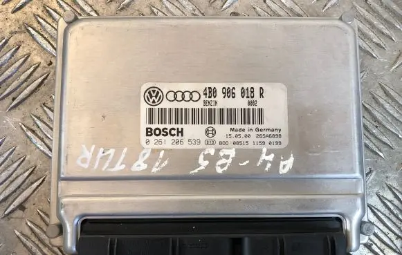 Audi A4 S4 B5 8D Engine control unit/module 4B0906018R 26SA6898 0261206539