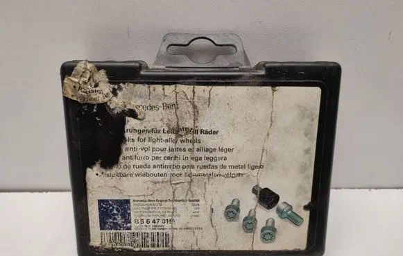 Mercedes-Benz E W212 Nuts/bolts B66470155