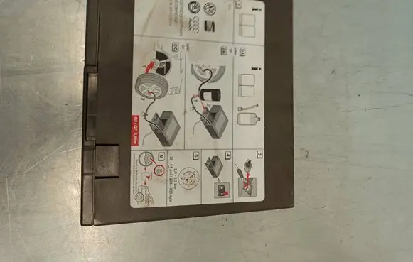 Audi A6 S6 C7 4G Tire air pump compressor 8P0012615A