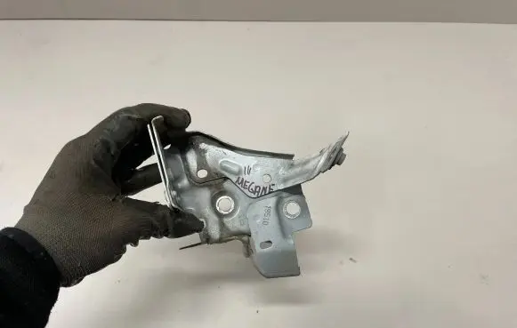 Renault Megane III Fender mounting bracket 6256002E