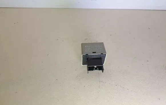 Subaru Outback Hazard warning light relay 86111AG000 0665005480