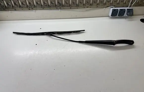 Volkswagen Transporter - Caravelle T5 Front wiper blade arm 7H1955409C