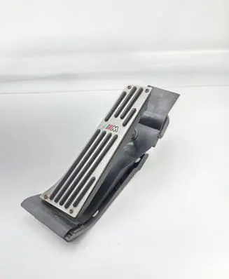 Accelerator throttle pedal