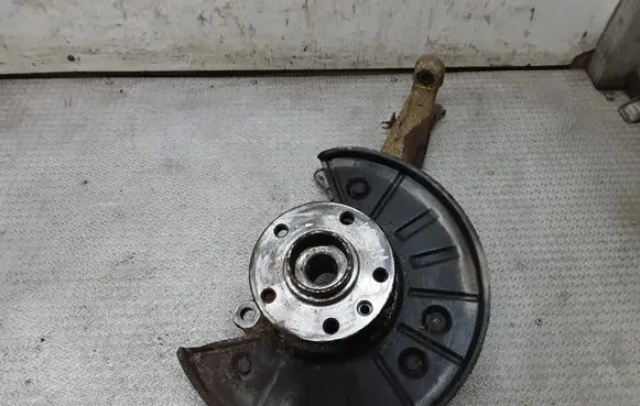 Volkswagen Touareg I Front wheel hub spindle knuckle