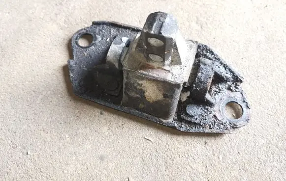 Volvo S80 Engine mount bracket 9492872