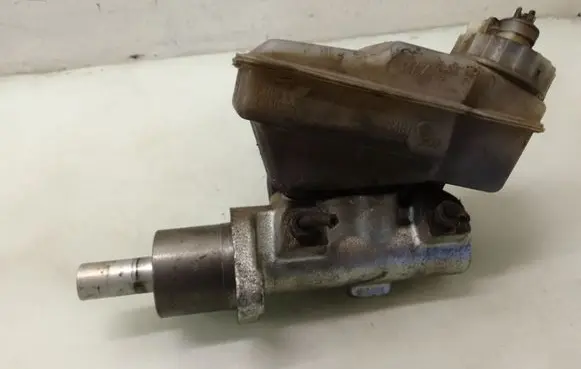 Volkswagen Transporter - Caravelle T4 Master brake cylinder 701611303A