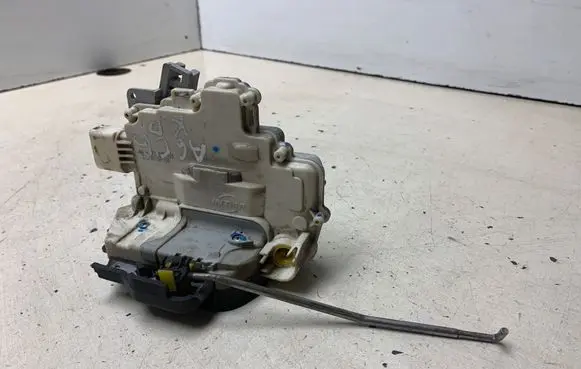 Audi A6 S6 C6 4F Front door lock 4F1839015