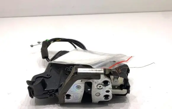 Lexus CT 200H Front door lock 