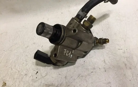 Audi A3 S3 A3 Sportback 8P Fuel injection high pressure pump 06E906051E