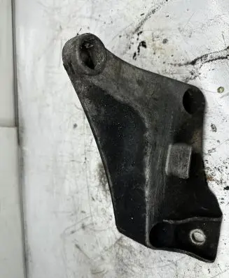 BMW 5 E39 Engine mounting bracket 6750441