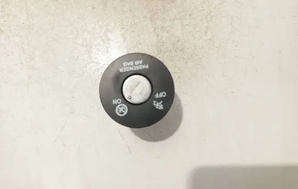 Passenger airbag on/off switch