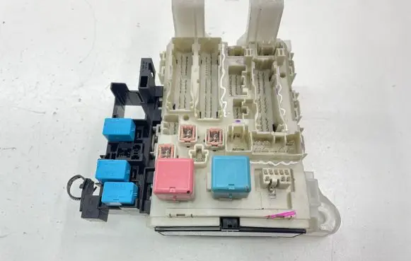Toyota RAV 4 (XA30) Fuse module 8273042011 8A290472