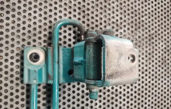 Volkswagen Caddy Front door lower hinge 1T0831412A