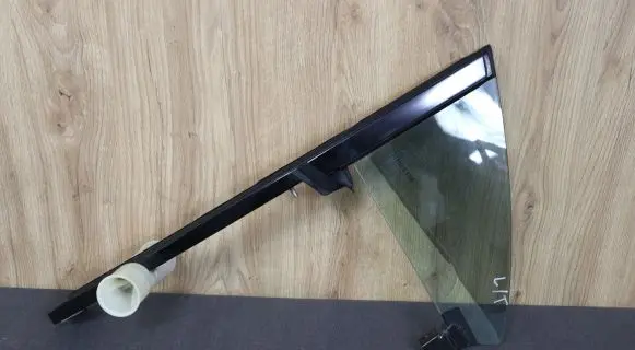 Mercedes-Benz CLS C219 Rear door window glass 