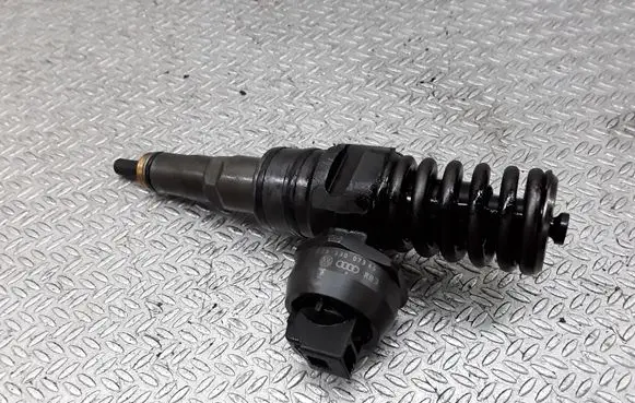 Volkswagen Golf V Fuel injector 038130073AG