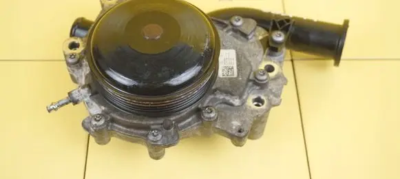 Mercedes-Benz E W212 Water pump A6512007701 28SP11