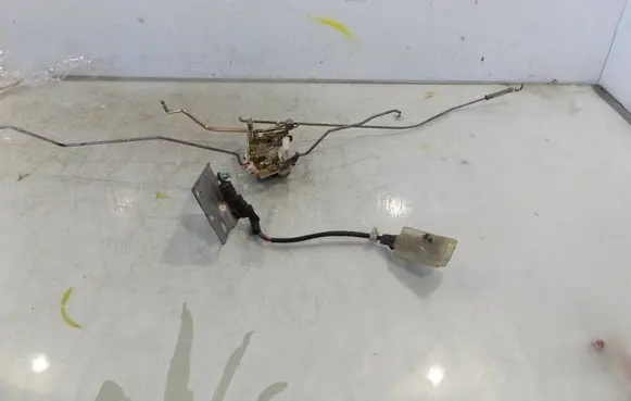 Opel Frontera A Front door lock