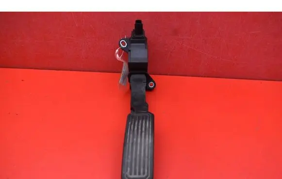 Accelerator throttle pedal