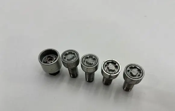Cupra Formentor Anti-theft wheel nuts and lock 