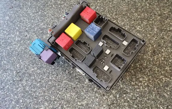 Renault Laguna II Fuse module 8200190268