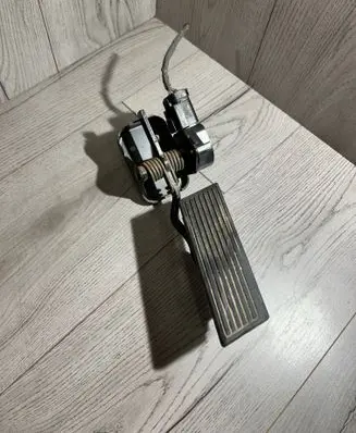 Accelerator throttle pedal