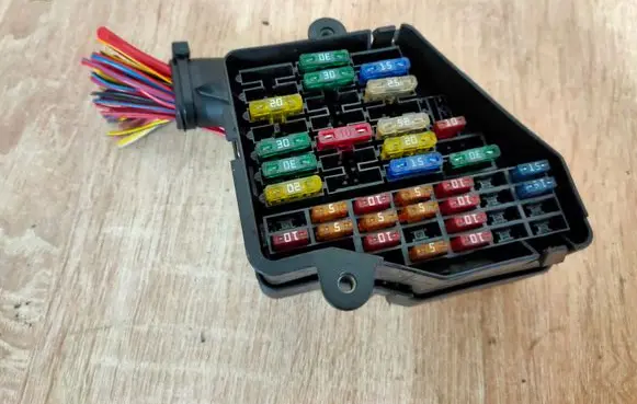 Audi A4 S4 B7 8E 8H Fuse module