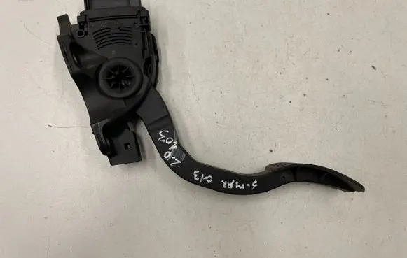 Accelerator throttle pedal