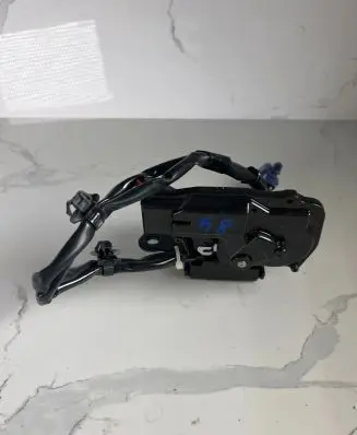 Lexus CT 200H Loading door lock 