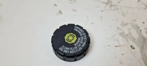 Saab 9-3 Ver2 Brake fluid reservoir filler cap with level sensor 32662748