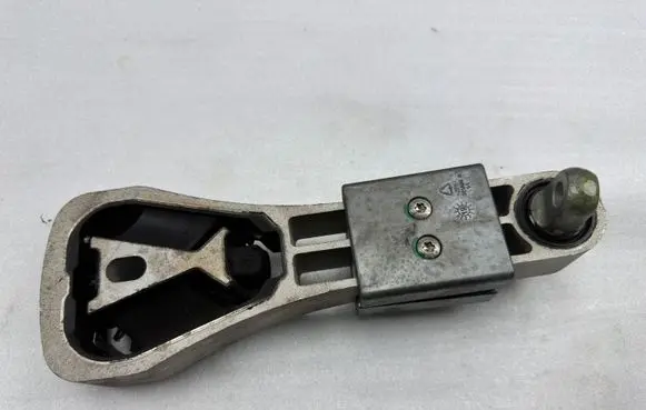 Volvo XC90 Engine mount bracket 31480552