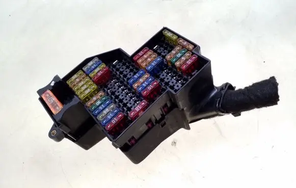 Volkswagen Touareg I Fuse module 7L0941828B