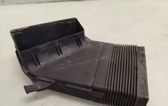 Audi A4 S4 B7 8E 8H Air intake duct part 8E0129617