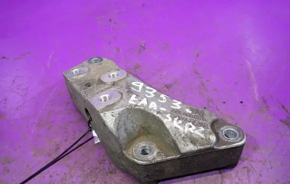 Volkswagen PASSAT B6 Gearbox mounting bracket