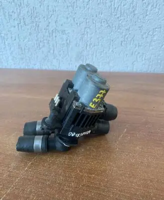 Mercedes-Benz E W210 Coolant heater control valve 0018307884 E377