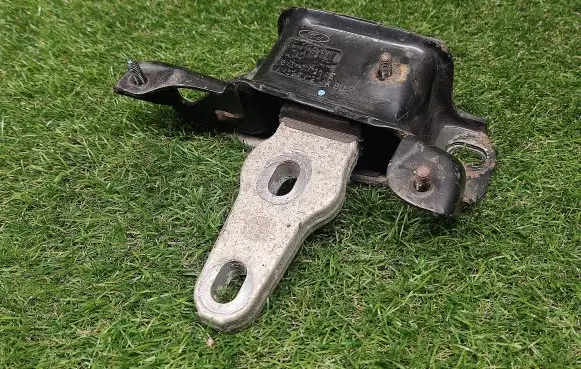 Ford Fiesta Engine mount bracket 8V517M121AE AV597M121AA