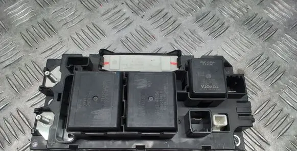 Toyota RAV 4 (XA40) Relay mounting block 61370A2