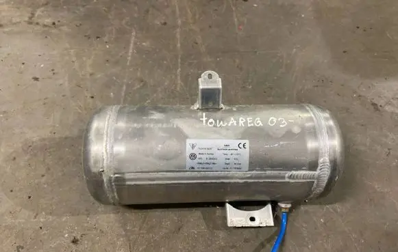 Volkswagen Touareg I Air suspension tank/reservoir 7L0616202A B280303 15158000132