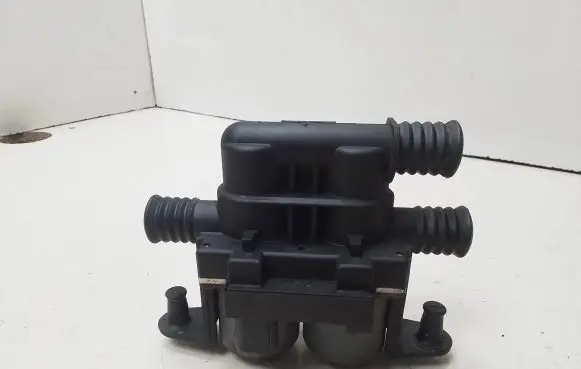 BMW 5 E39 Coolant heater control valve 1147412137 8374995