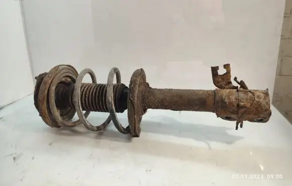 Nissan X-Trail T30 Front shock absorber with coil spring