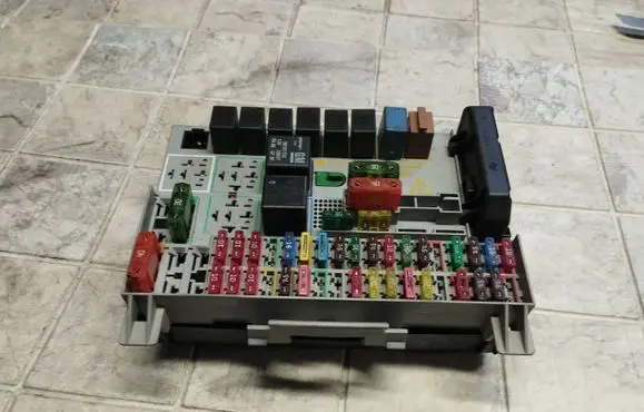 Opel Zafira A Fuse module 90589979