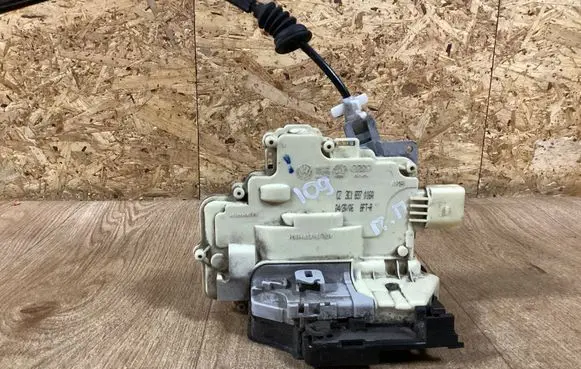 Volkswagen PASSAT B6 Front door lock 3C1837016A