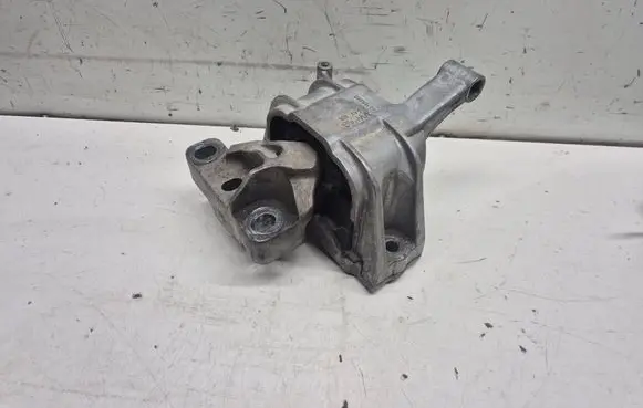 Volkswagen Tiguan Engine mount bracket 5N0199262D