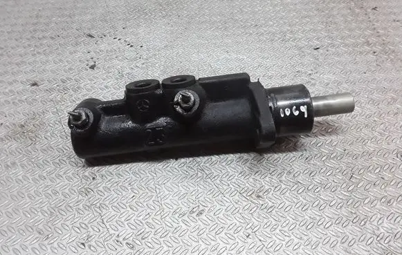 Master brake cylinder
