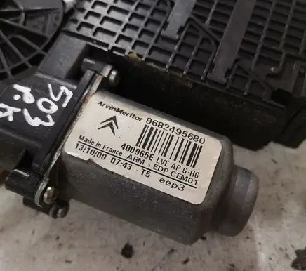 Citroen C4 I Picasso Front door window regulator with motor 9682495680 400965E