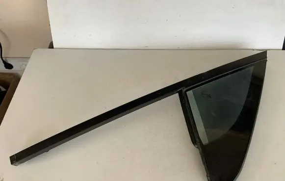 Audi Q7 4M Front door vent window glass four-door 4M0845114