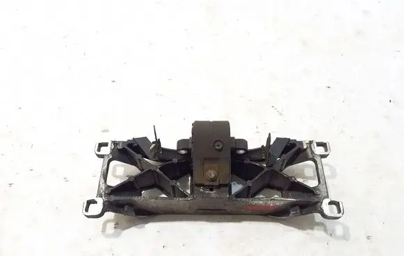 Engine mounting bracket