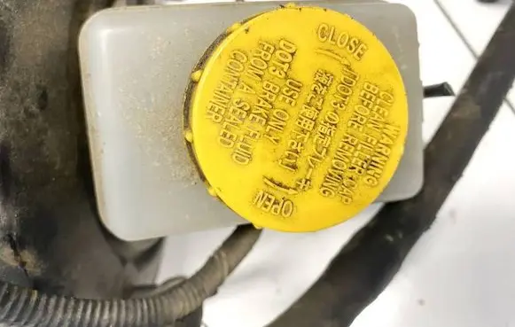 Brake fluid reservoir