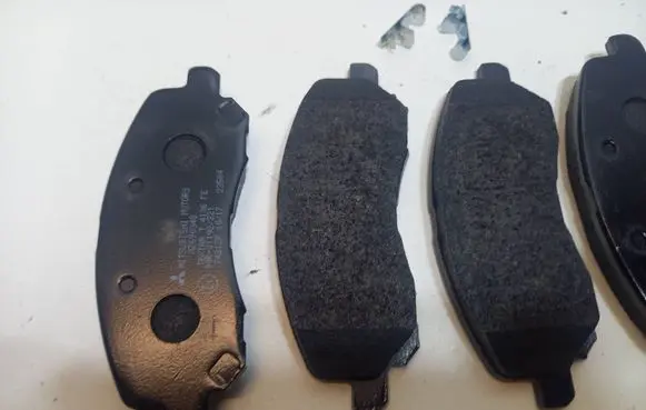 Mitsubishi Outlander Brake pads (front) MZ690348