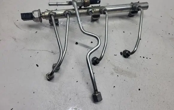Fuel injector supply line/pipe