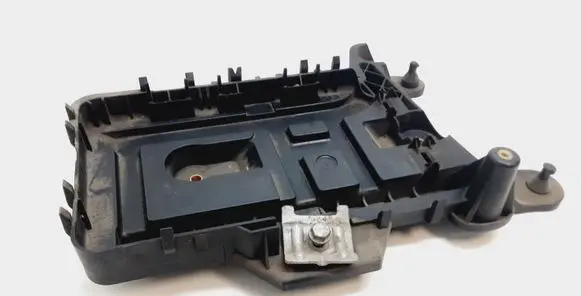 Volkswagen PASSAT B6 Battery tray 1K0915333